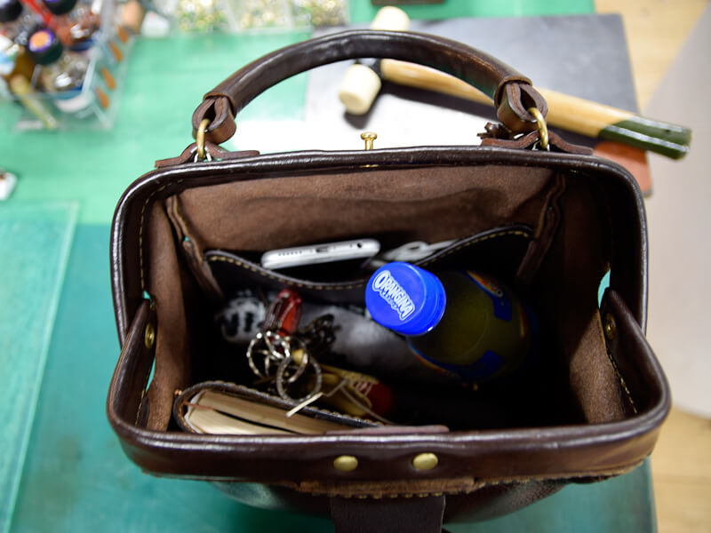 名古屋店スタッフ愛用中の口枠キューブトート｜革鞄・革小物のHERZ公式通販