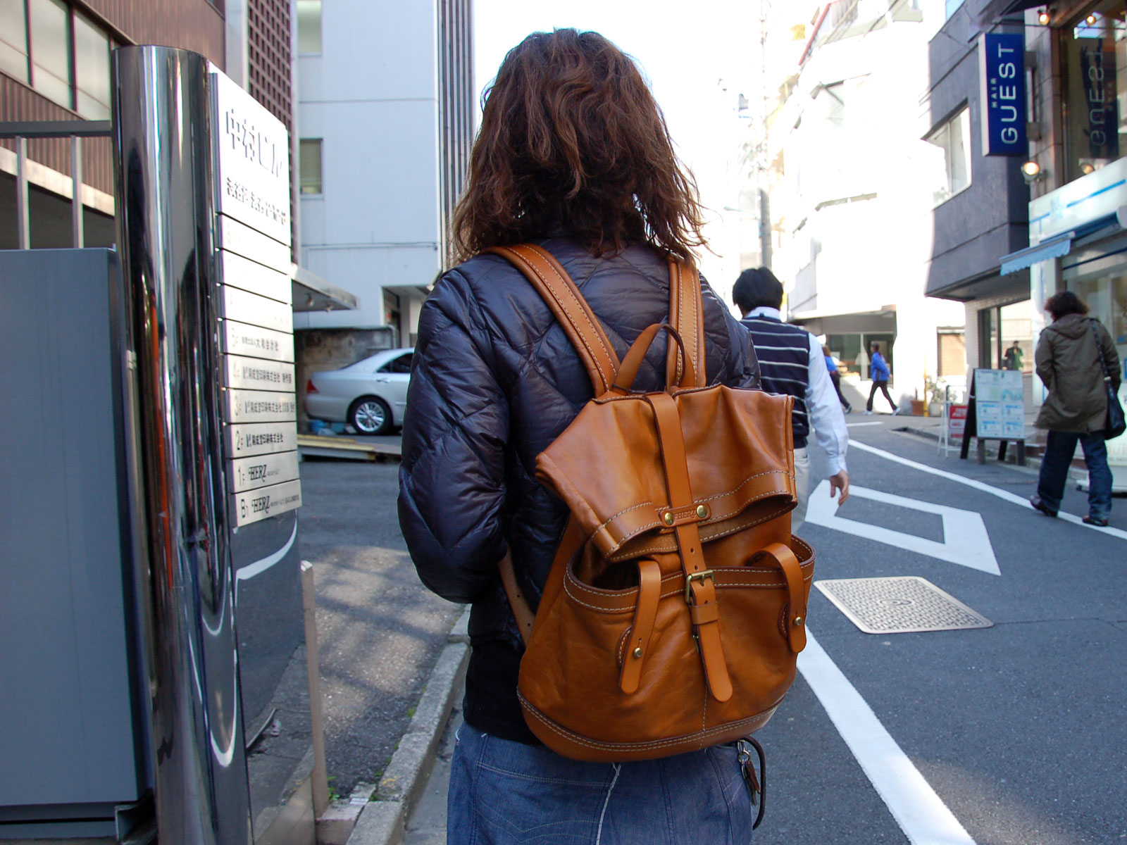 オンラインスタッフ：三浦愛用「ダブルポケットのおじぎリュック」｜革