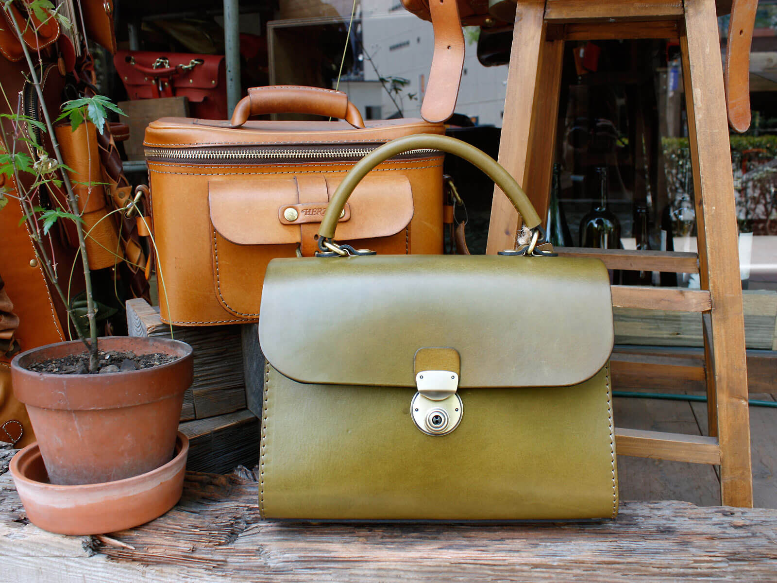 定番化！アオリノハンドバッグ！｜革鞄・革小物のHERZ公式通販