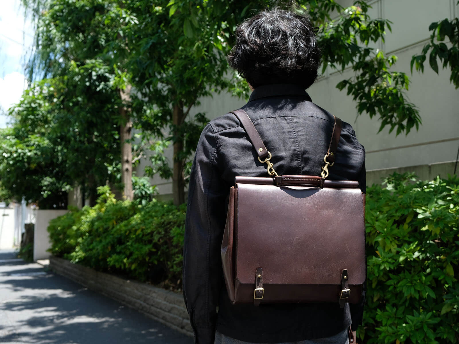 オンラインスタッフ：三浦愛用「ダブルポケットのおじぎリュック」｜革