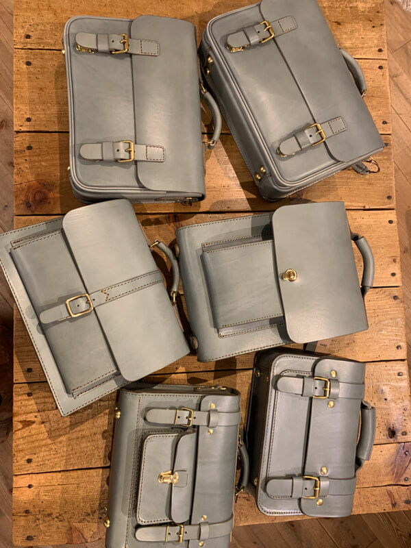 冬の限定革「アイビーグレイ」本店第1弾ラインナップ｜革鞄・革小物の