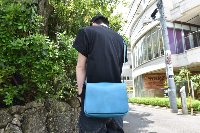 夏の限定革「セルリアンブルー」本店ラインナップの一部をご紹介｜革鞄