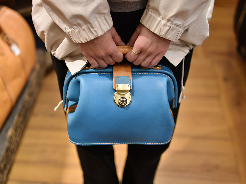 夏の限定革「セルリアンブルー」博多店ラインナップの一部をご紹介｜革