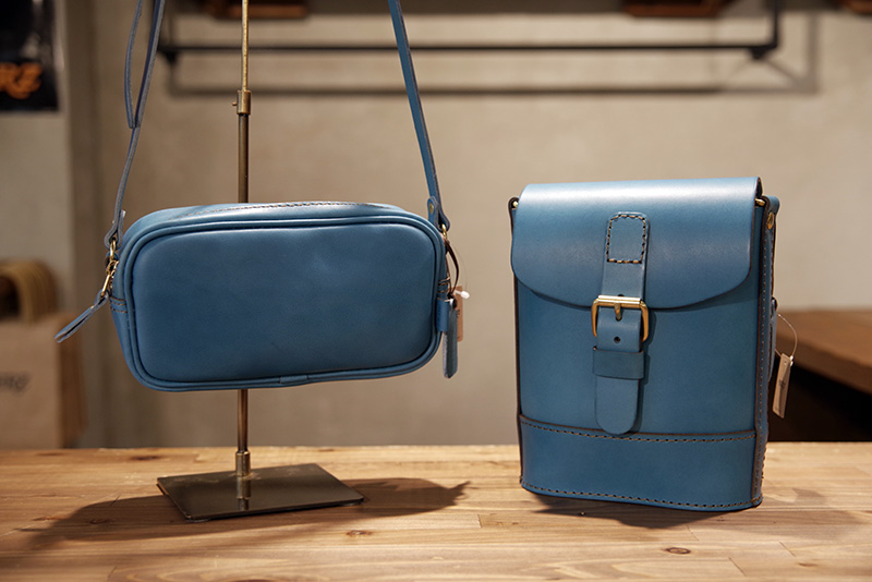 夏の限定革「セルリアンブルー」名古屋店ラインナップ｜革鞄・革小物の