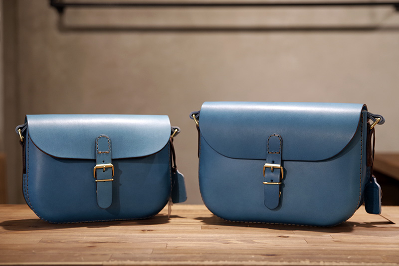 夏の限定革「セルリアンブルー」名古屋店ラインナップ｜革鞄・革小物の