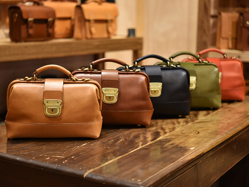 新作2way口枠ミニショルダーの作り手インタビュー｜革鞄・革小物のHERZ