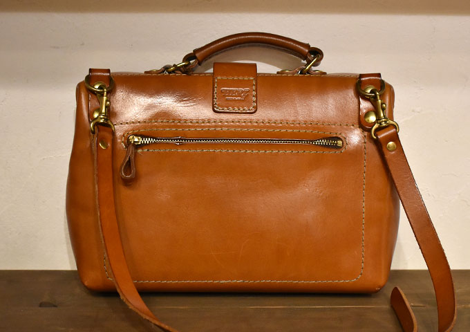 ヘルツ博多店スタッフ：渡辺愛用「ミニソフトダレス」｜革鞄・革小物の