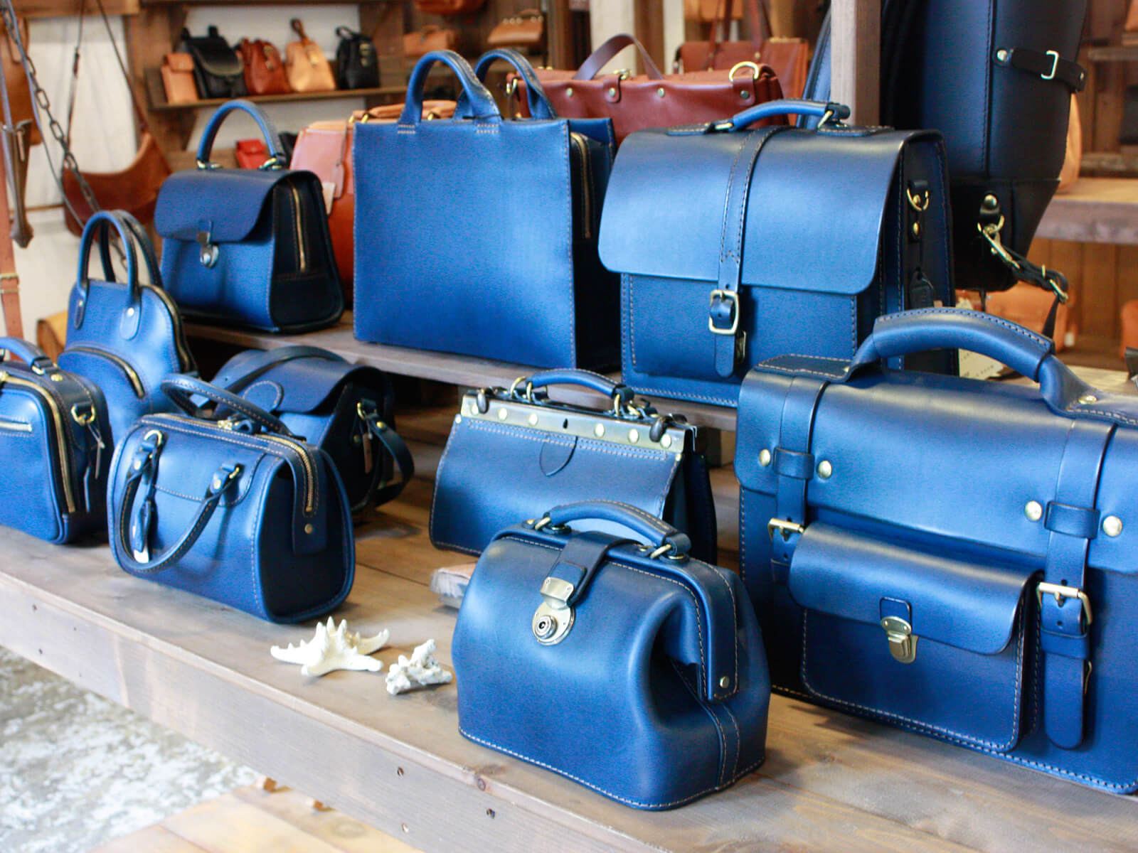 ネイビー革アイテム追加制作中｜革鞄・革小物のHERZ公式通販