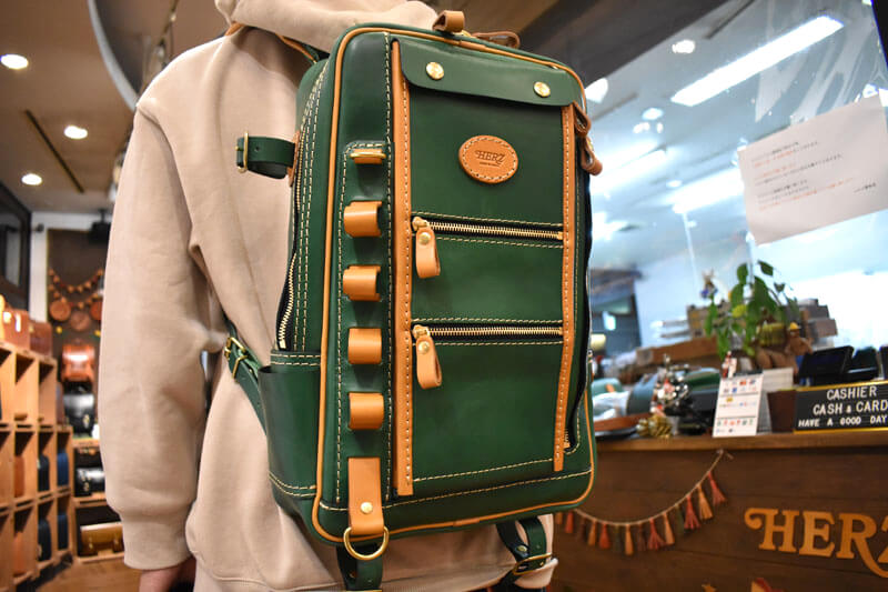 冬の限定色「ボトルグリーン」in 博多店｜革鞄・革小物のHERZ公式通販