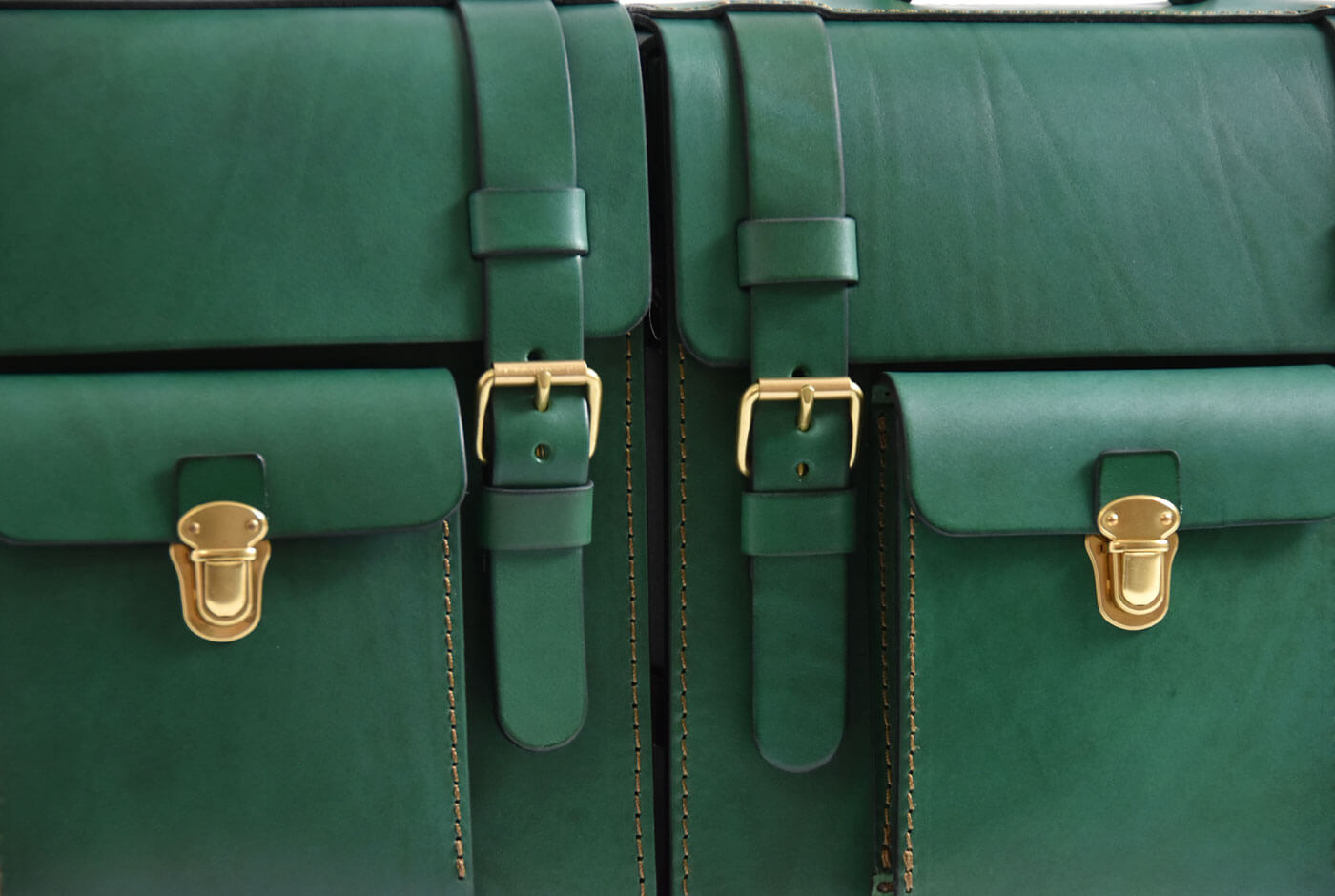 限定色のボトルグリーン革で作る、HERZ冬の企画2022-23｜革鞄・革小物