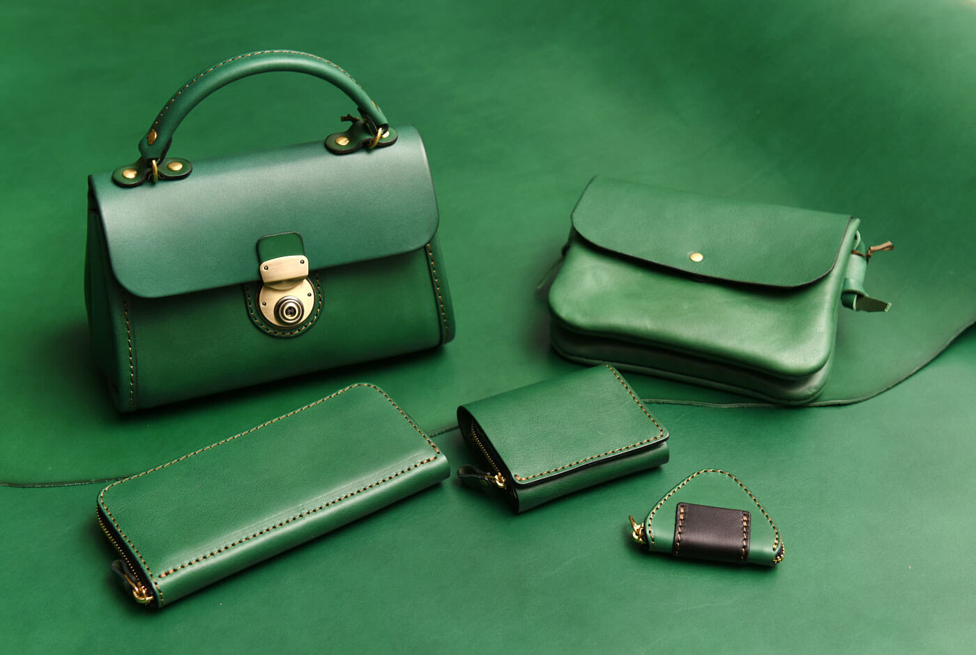 限定色のボトルグリーン革で作る、HERZ冬の企画2022-23｜革鞄・革小物