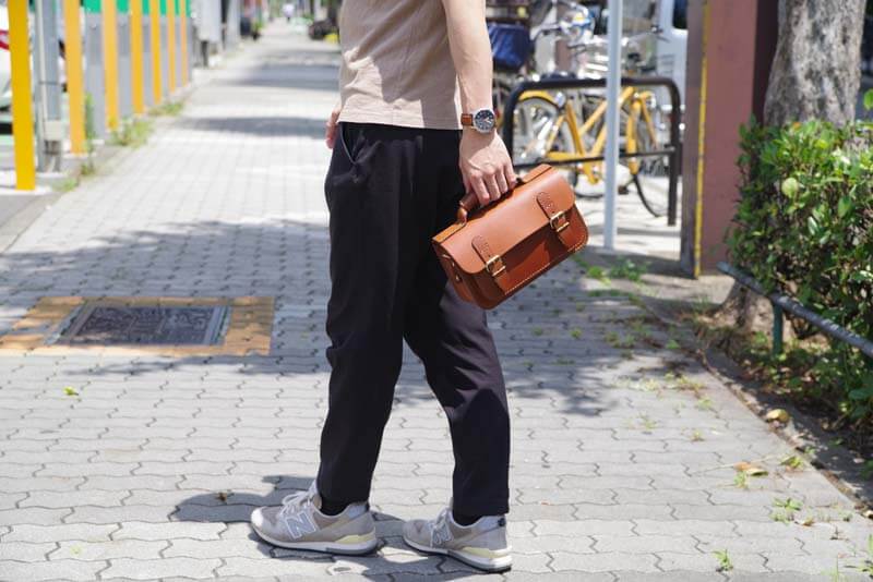 永遠のクラシック。二本ベルトの2wayミニバッグ｜革鞄・革小物のHERZ