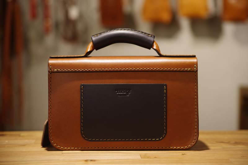 永遠のクラシック。二本ベルトの2wayミニバッグ｜革鞄・革小物のHERZ