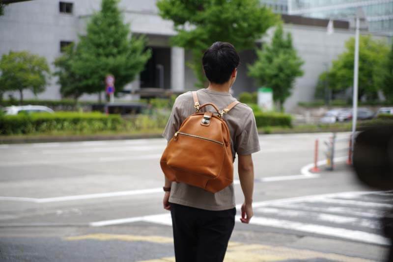 秋がやってきます。これからの季節はリュックで！！｜革鞄・革小物の
