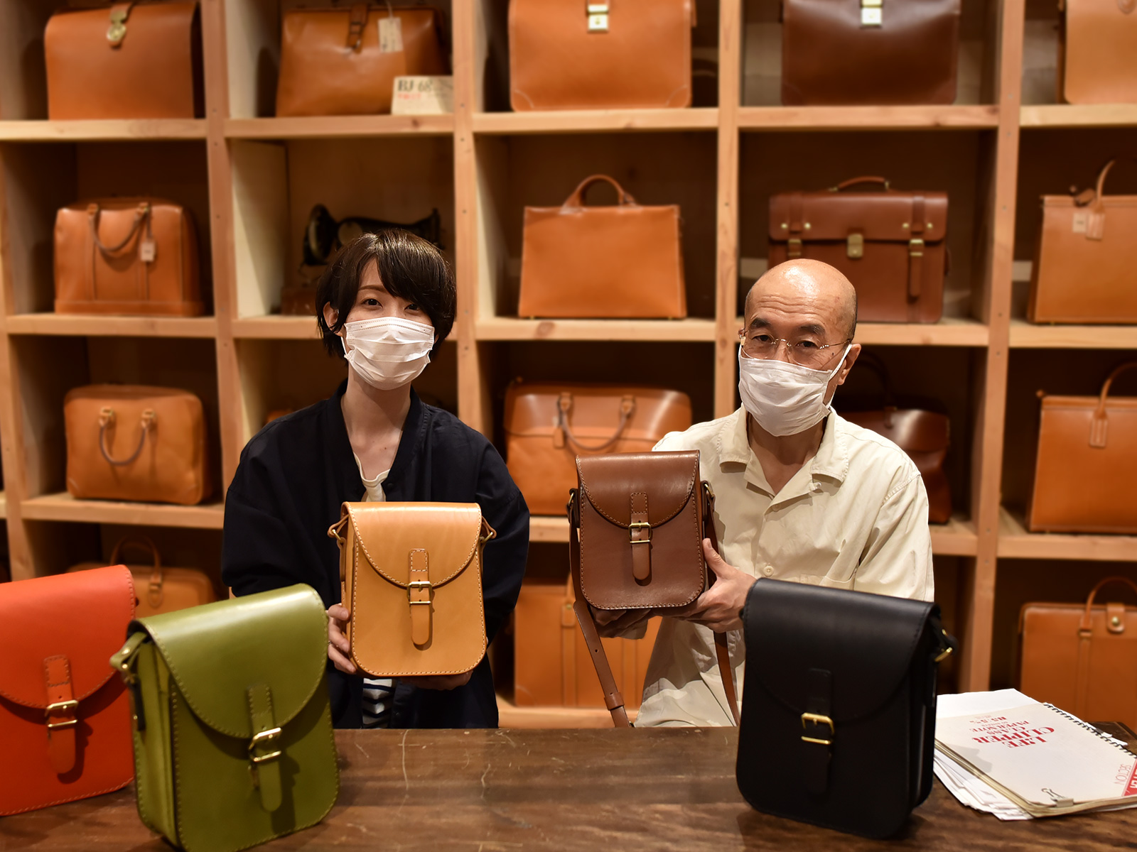 新作！ラップフラップミニショルダーの作り手インタビュー｜革鞄・革