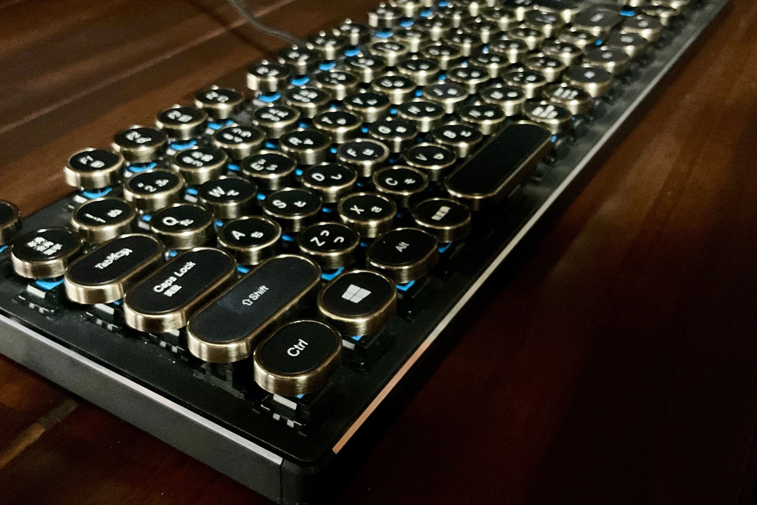 超カッコいい！！HKW タイプライター風メカニカルキーボードで