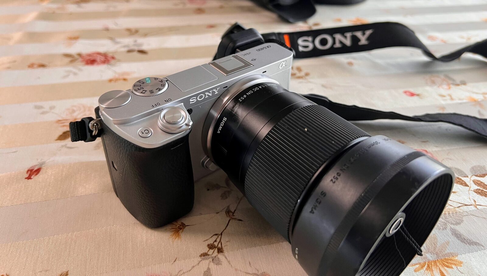 ふんわり美味しく撮る！α6400 × 単焦点レンズで始めるグルメ写真術