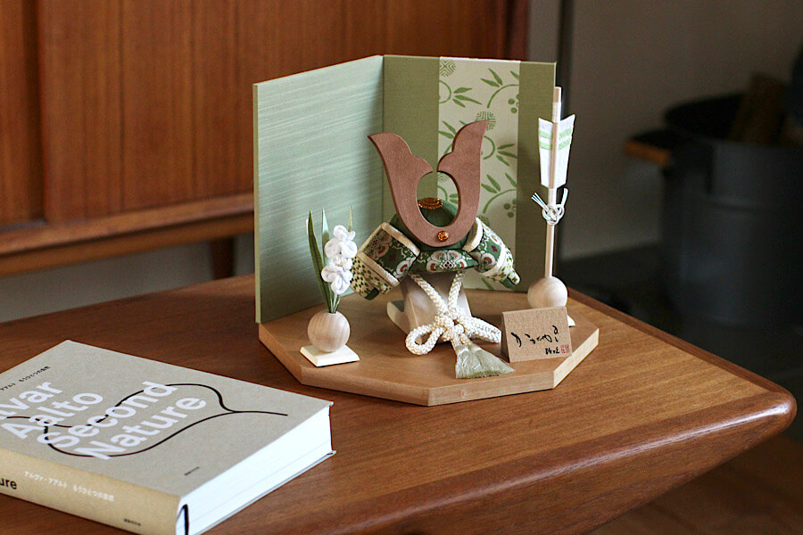 五月人形 木目込み兜 - 朔 - さく - 松竹梅薄萌黄｜ コンパクトで