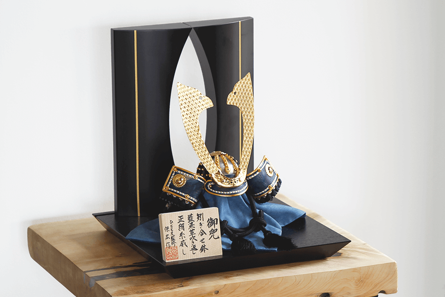 五月人形 Premium兜 - 弓飾り台black×藍染之兜｜ コンパクトでおしゃれ