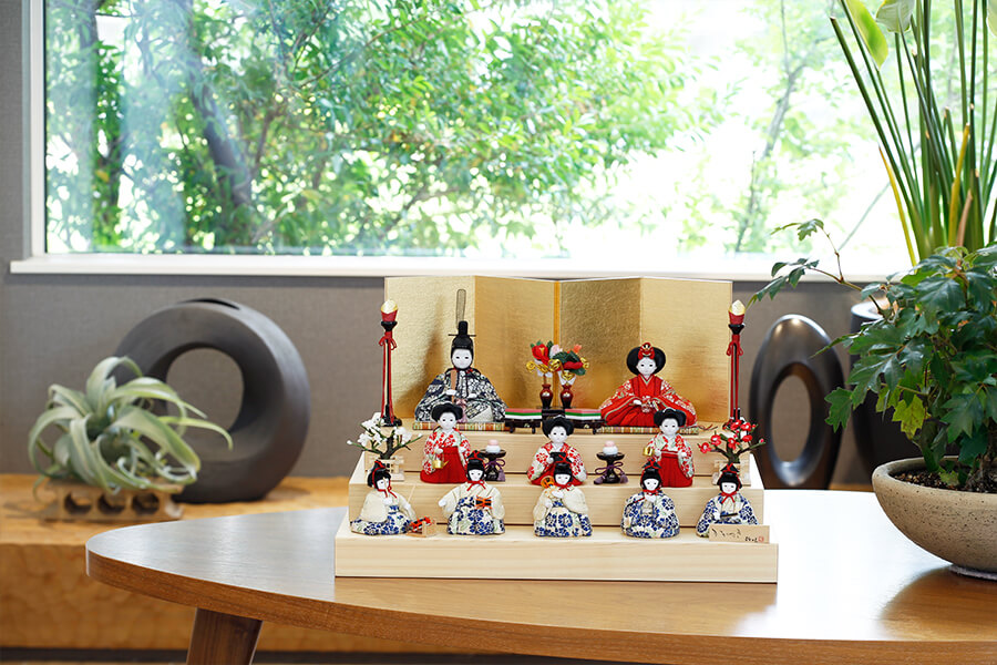 公式】三人官女や五人囃子も一緒に。賑やかで高貴な段飾りをご紹介