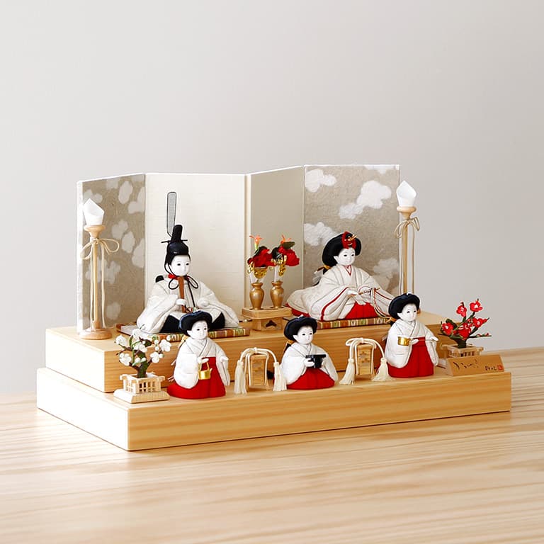 公式】三人官女や五人囃子も一緒に。賑やかで高貴な段飾りをご紹介