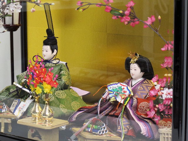 伝統的な有職文様に身を包んだ高貴な雛人形の黒塗りガラスケース飾りの