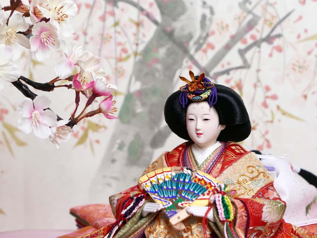 望月龍翠作 鳳凰の刺繍の豪華なおひなさまを手描き桜屏風で彩る桐収納