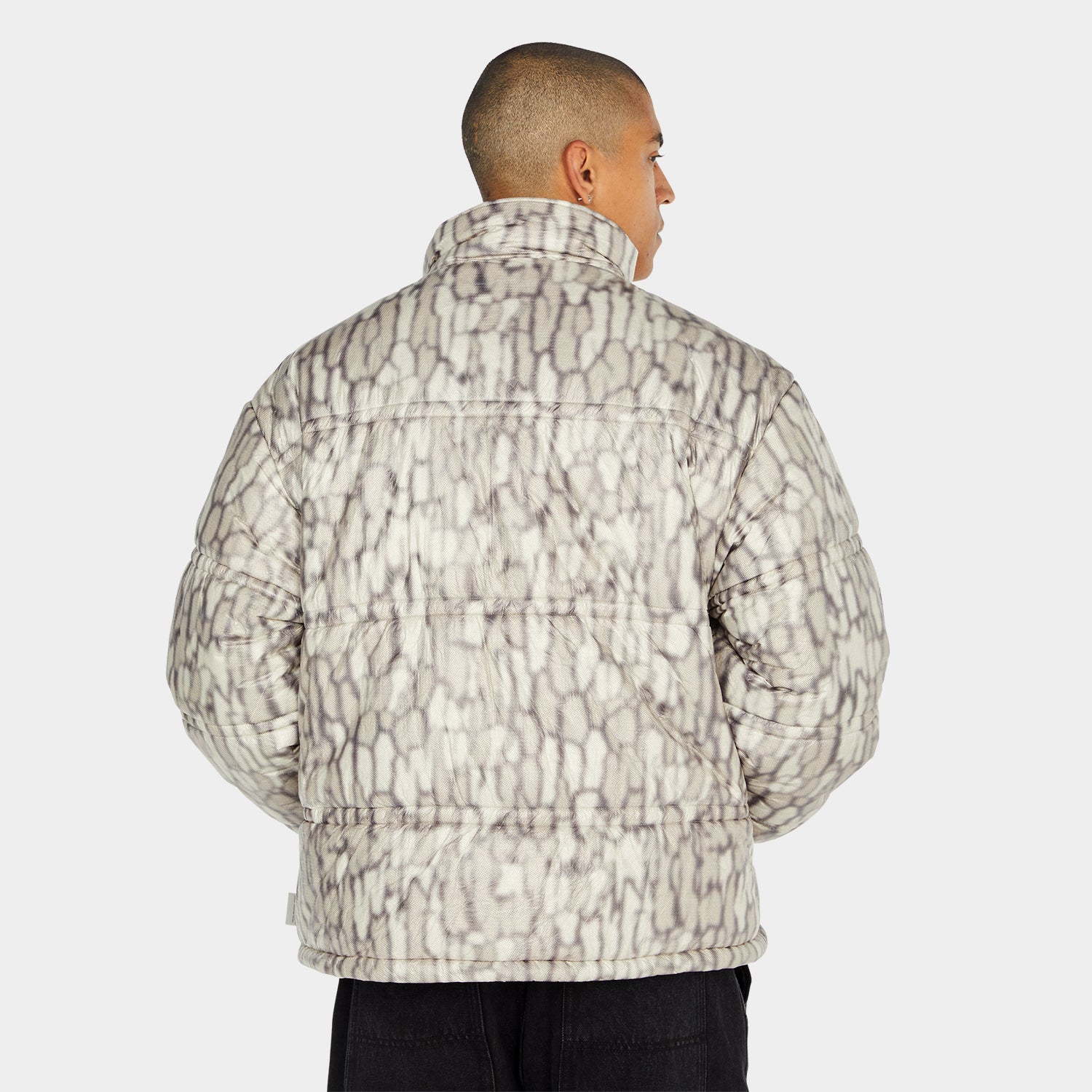 89 WARPED CAMO TYVEK PUFFER｜JACKETS（ジャケット）｜【公式通販 HUF
