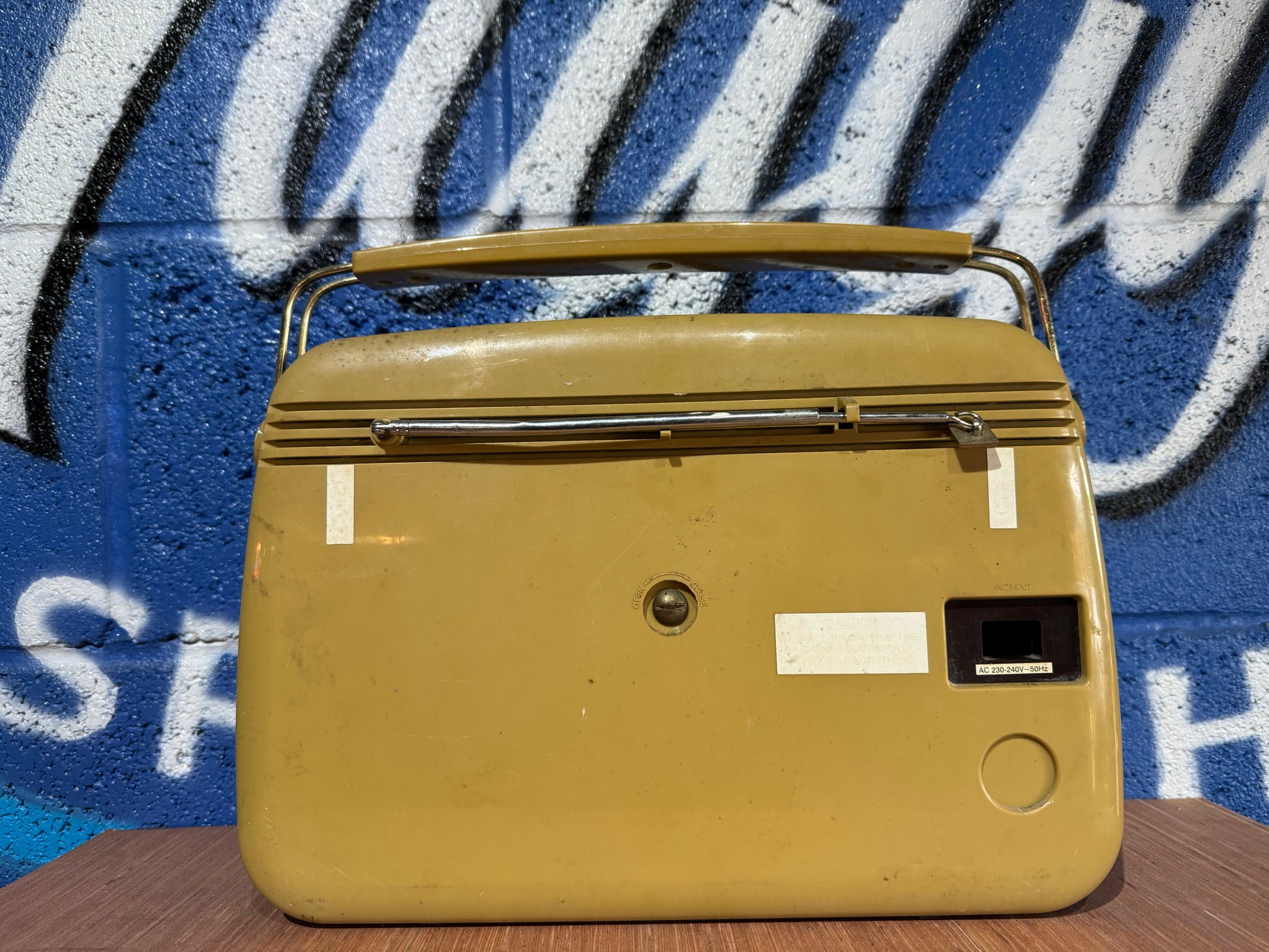 VINTAGE 1960'S BUSH TR82 CREAM LEATHER NON WORKING PORTABLE RADIO