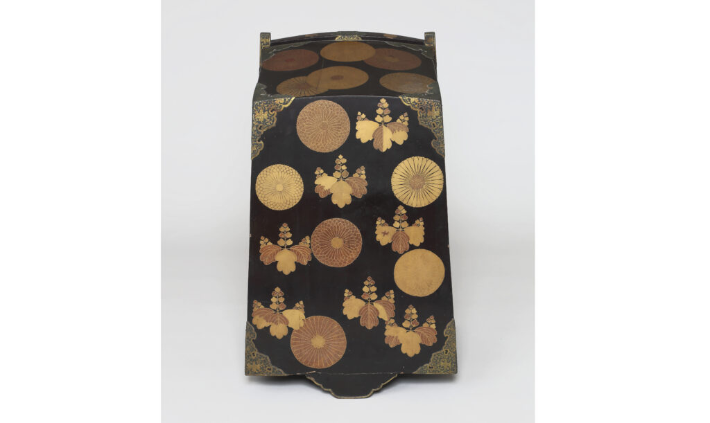 黒漆菊桐紋蒔絵鎧櫃よろいびつ - 犬山城白帝文庫