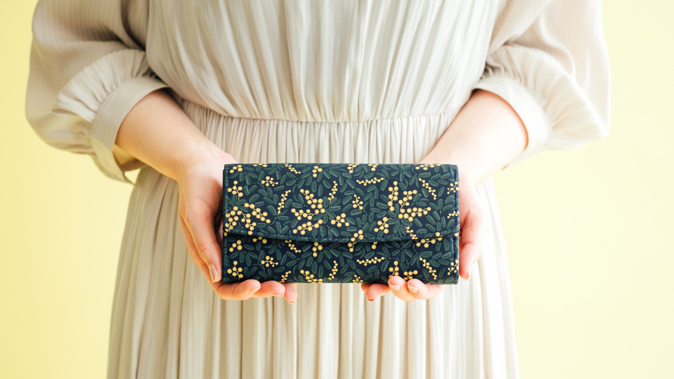 季節限定】ミモザ模様の印伝（1/17より） | おしらせ | 印傳屋 | INDEN-YA