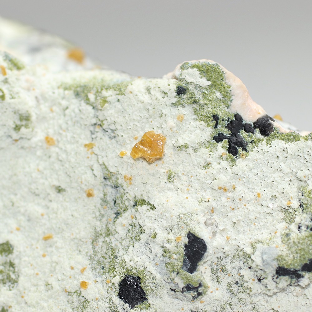 山東省産]モリオン原石ナチュラルポイント（エピドート・ガーネット