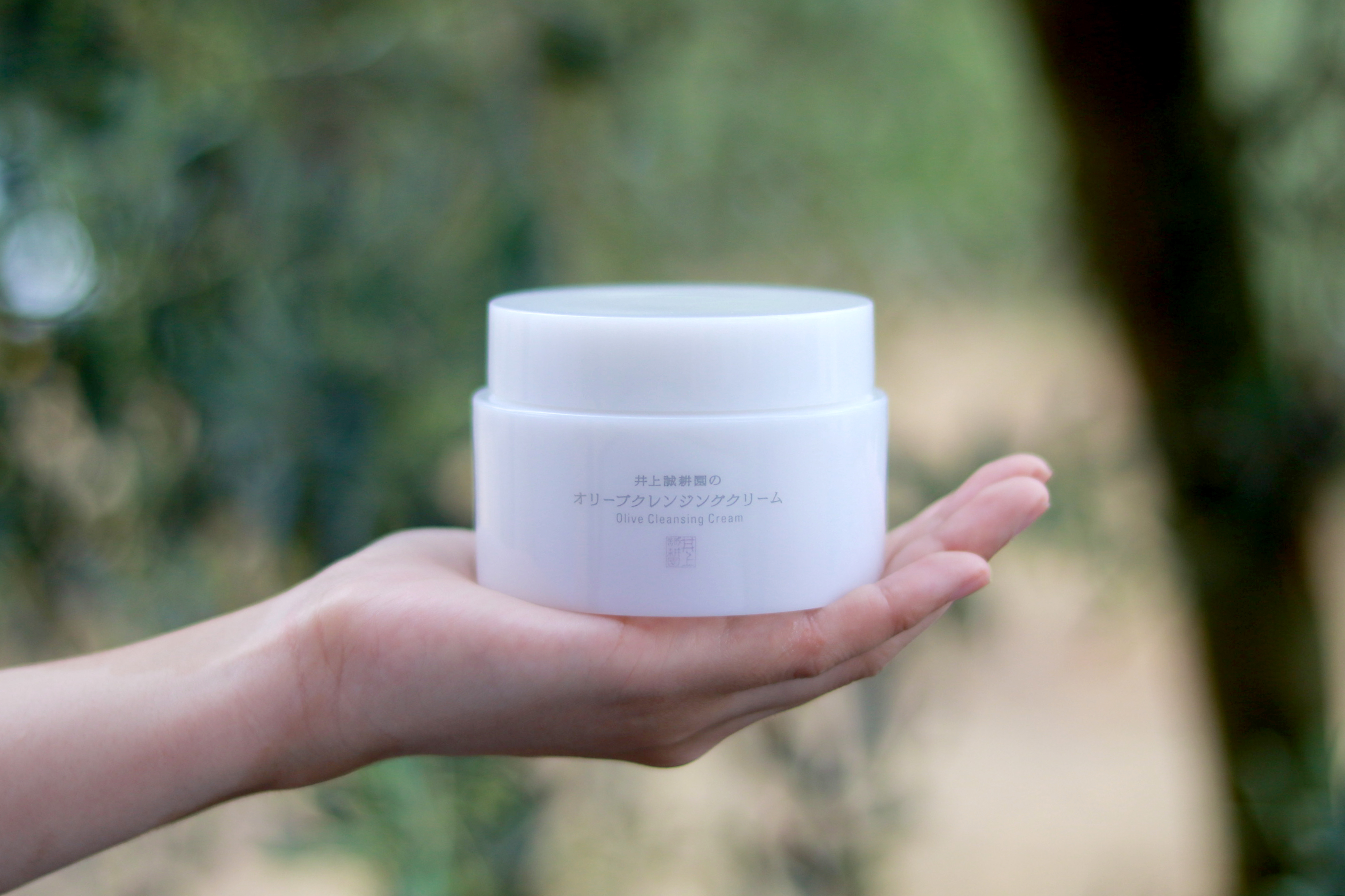 お客様の声から生まれたオリーブオイルをたっぷり配合した化粧落とし