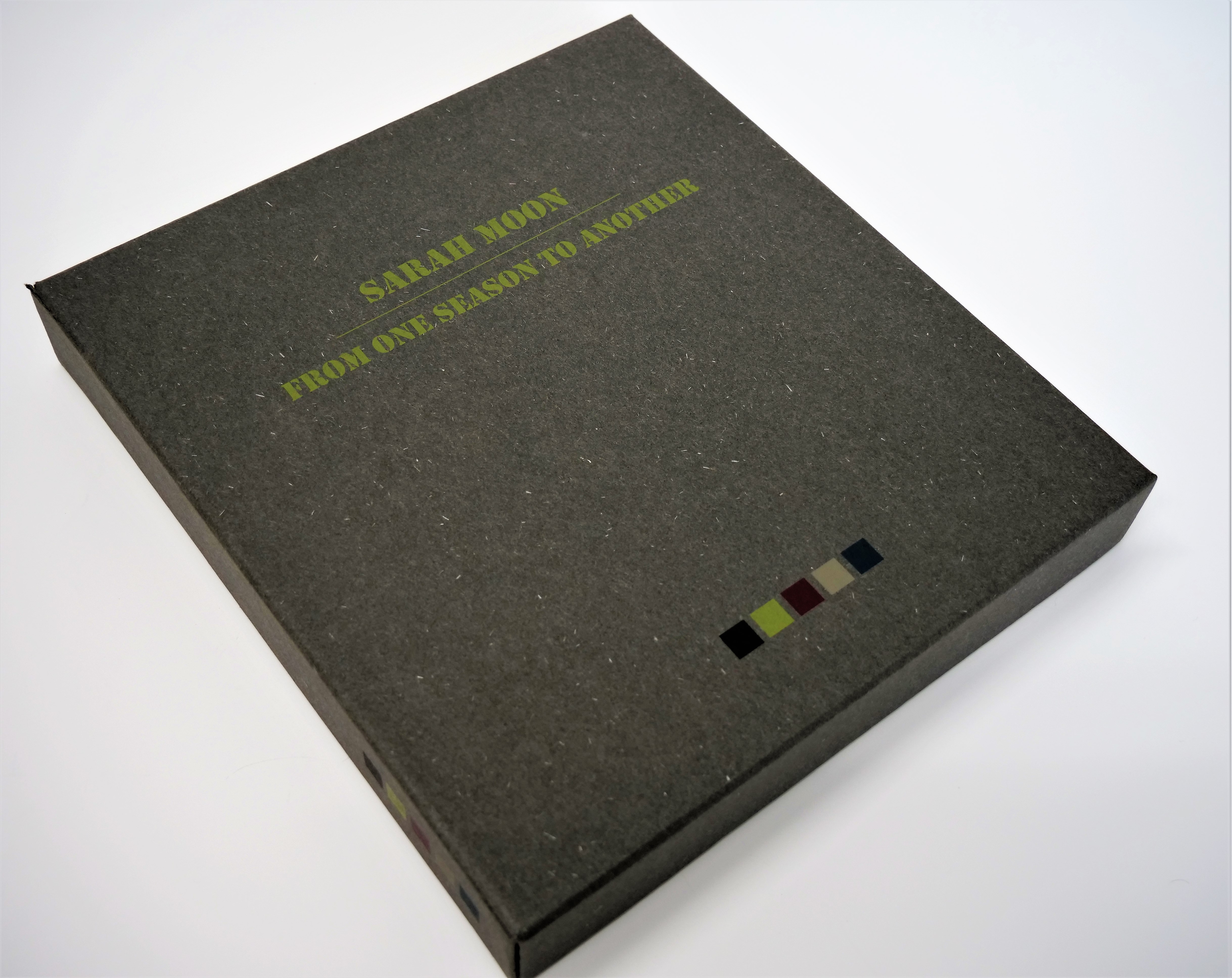 世界的写真家サラ・ムーンのカラー写真のみを纏めた初の写真集