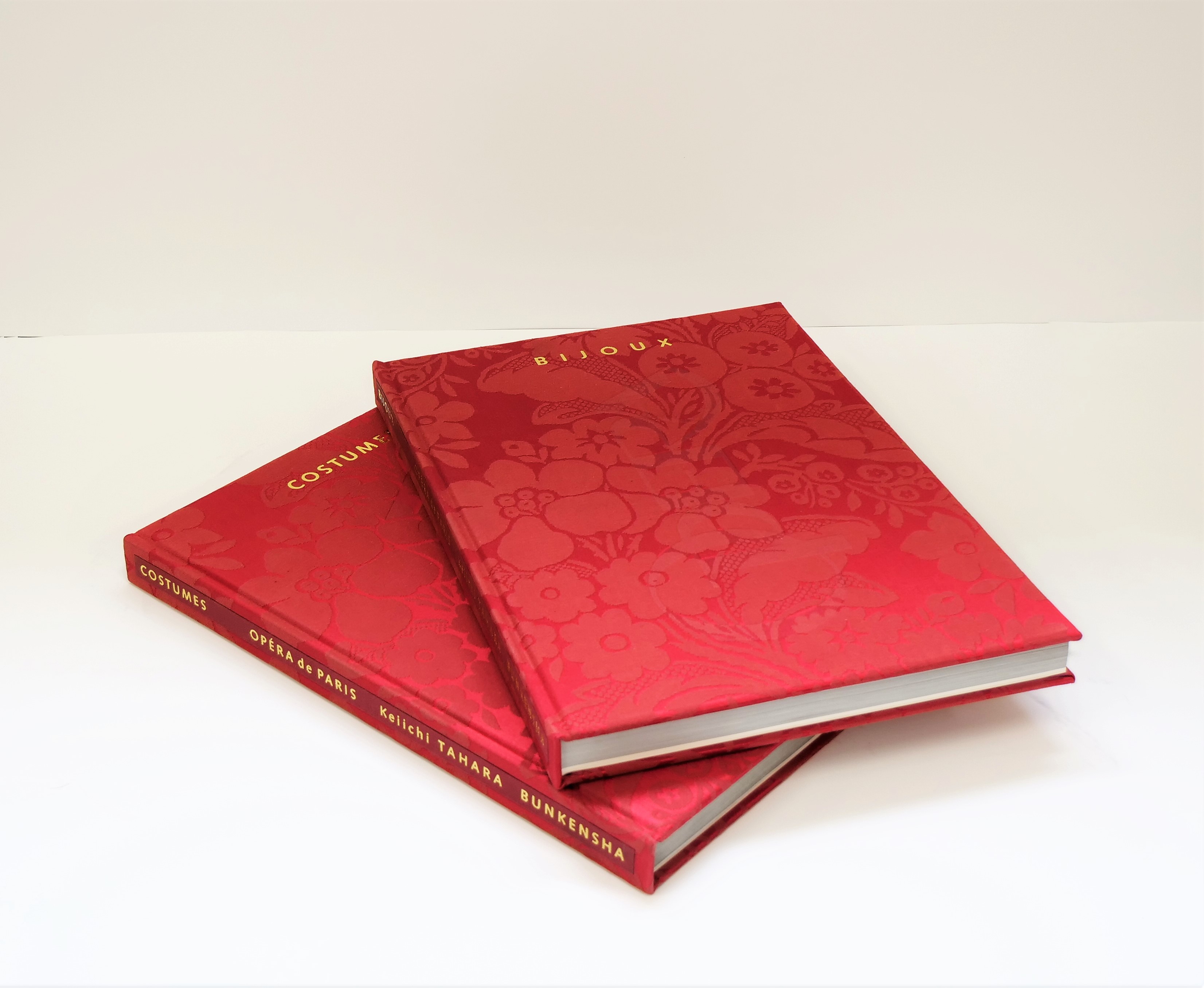 印刷・製本技術の粋を尽くした豪華写真集。ドライオフセット印刷により