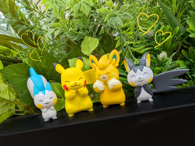 ピカチュウが可愛くほっぺを“すりすり”！『ポケモン』たちが頬に手を