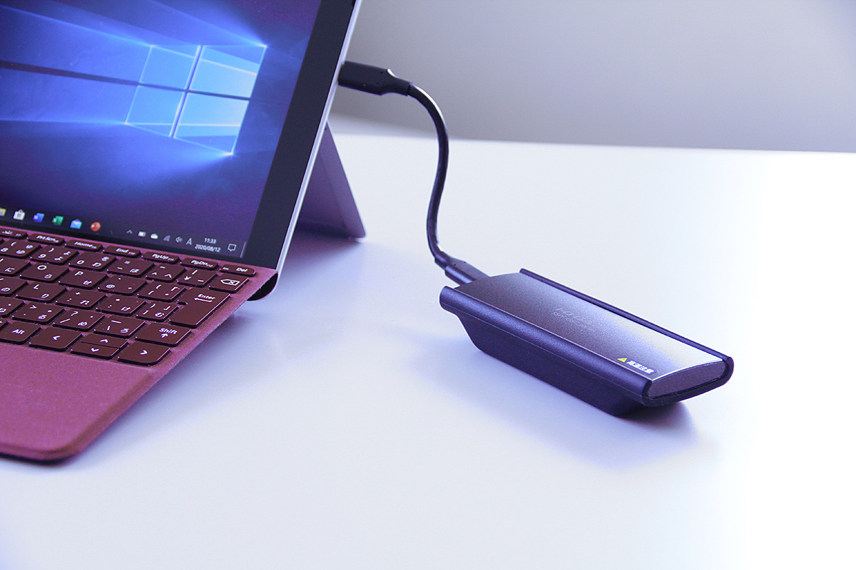 USB 3.2 Gen 2対応、読み書きともに1000MB/sの高速転送。手のひら