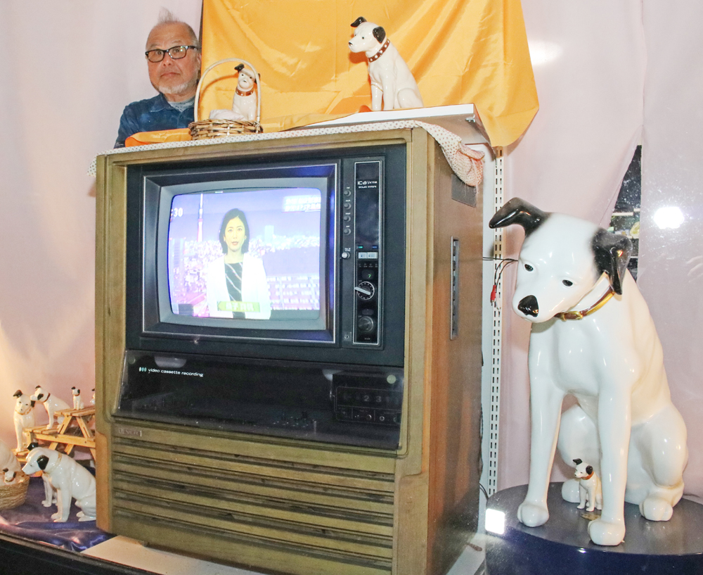 目を引く50年前の録画装置付テレビ 電器店のショーウインドー 伊賀