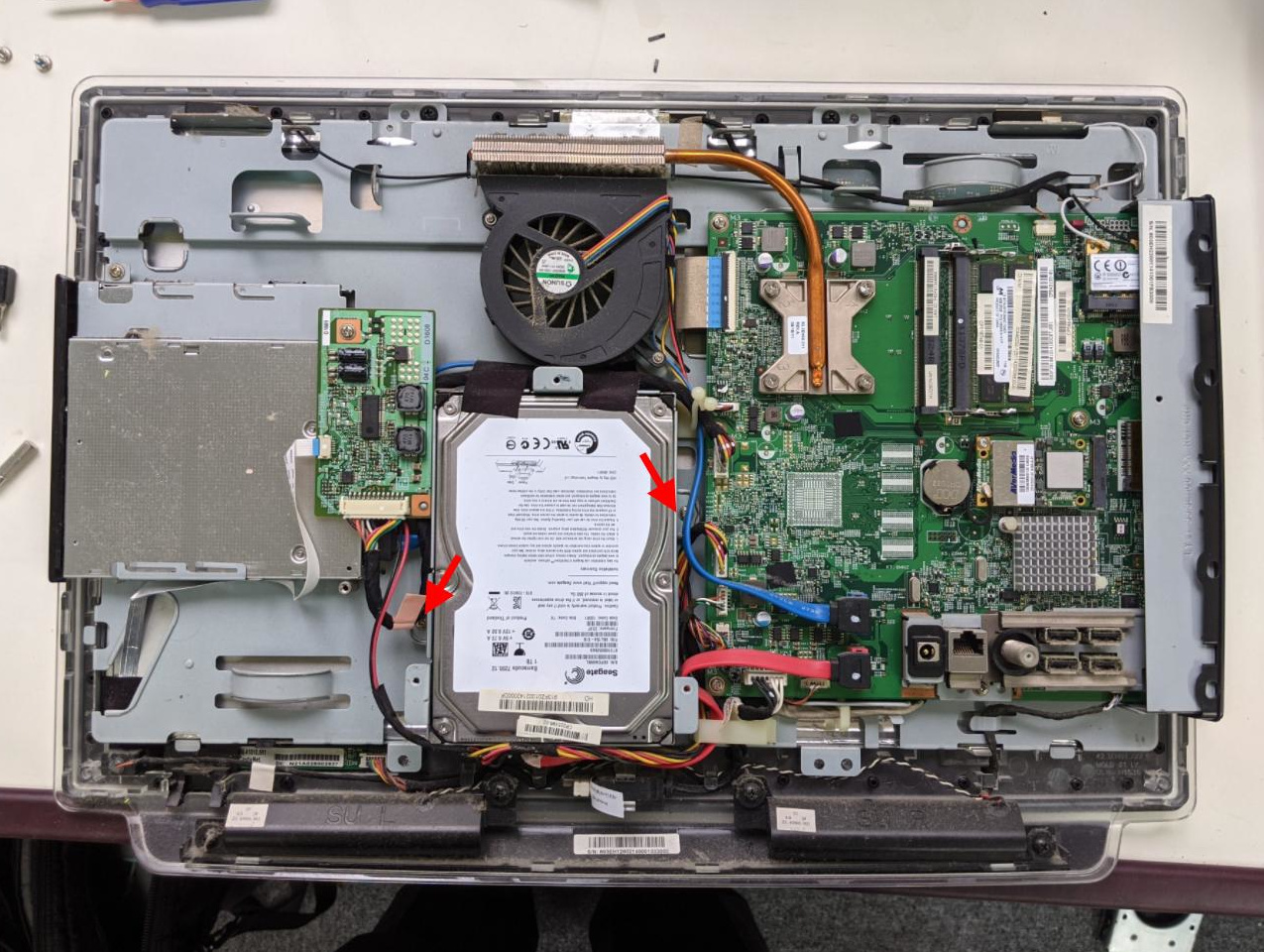 富士通 ESPRIMO EH30/ET のHDDを取り出す分解手順 | パソコンりかばり