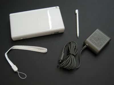 Nintendo DS Lite arrives, dazzles with iPod-like redesign | iLounge