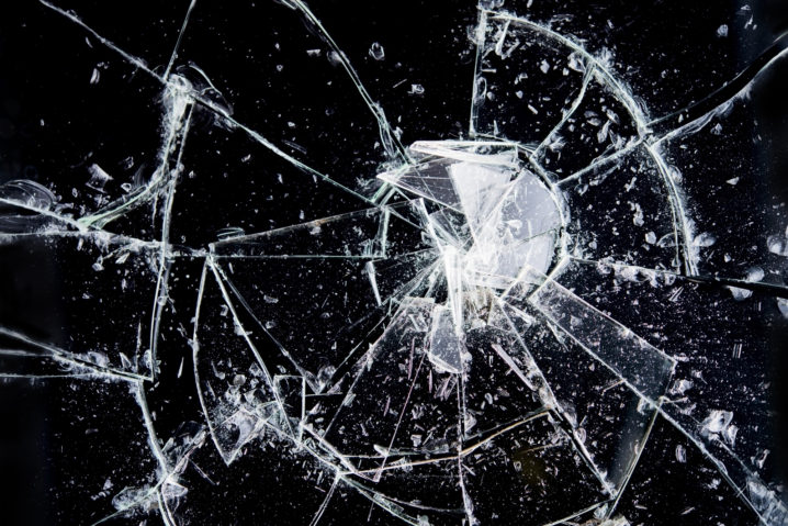 iPhoneの画面にヒビが入った場合の対処法は？修理のポイントを解説