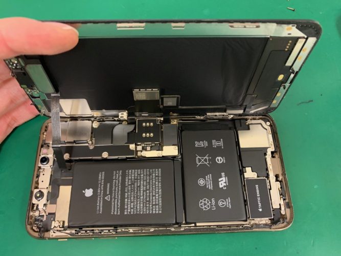 iPhoneXs Maxのガラス割れ＋液晶表示不良の修理事例をご紹介します