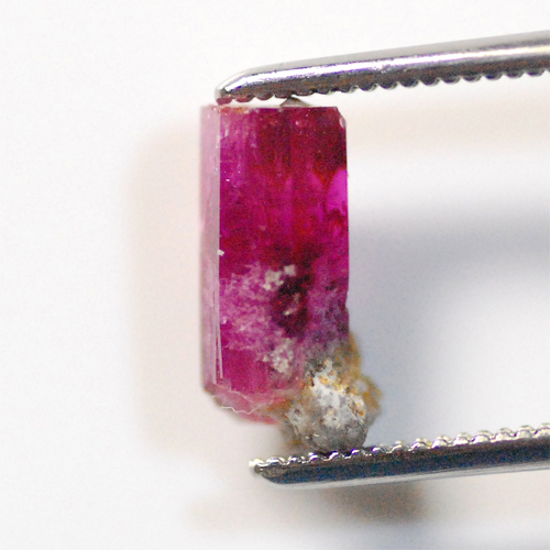 レッドベリル（ビキシバイト）原石 [014501-0916] : 天然石、宝石