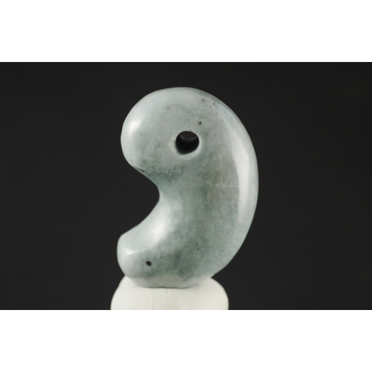 糸魚川翡翠 勾玉 国産翡翠の勾玉販売 天然石・国産原石の専門店｜名取