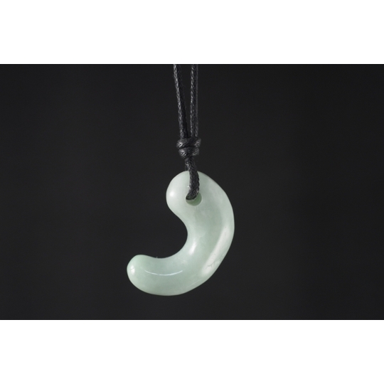 出雲型ミャンマー翡翠勾玉ペンダント 天然石・国産原石の専門店｜名取