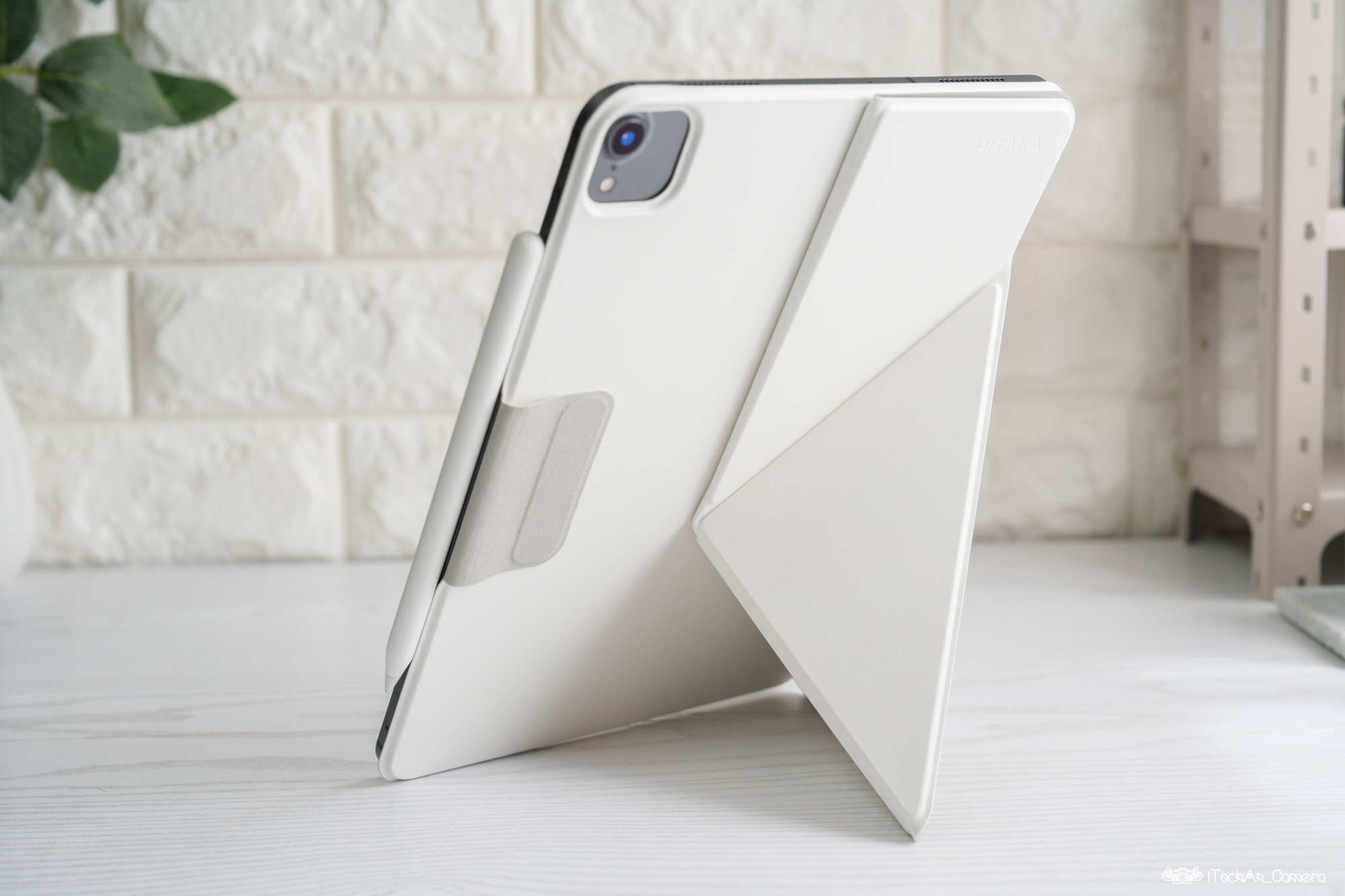 縦も横も自由自在のスタンド機能！iPadケースの最適解！「PITAKA MagEZ