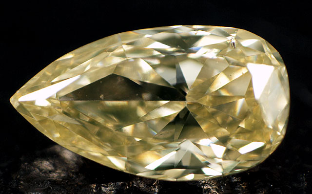 蛍光性がミディアム・イエローイッシュ・グリーン 】 天然ダイヤモンド