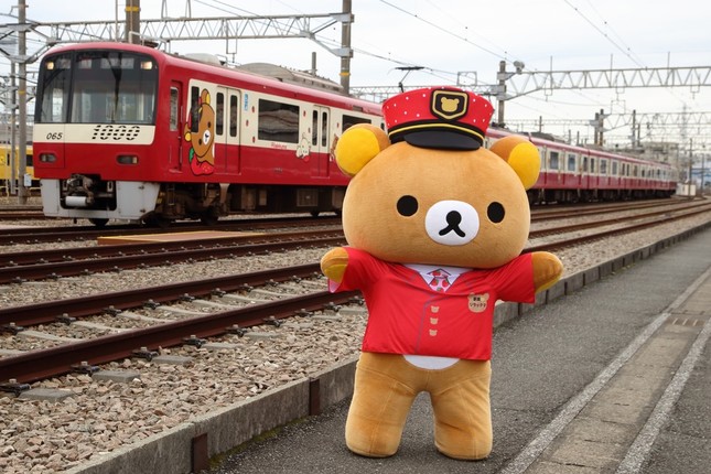ラッピング電車が3種類も走る！ 京急が「リラックマ」だらけ: J-CAST