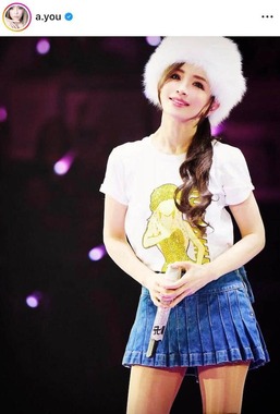 浜崎あゆみ、肩出しベアトップで破壊的かわいさ 胸元は大ぶりロゴ