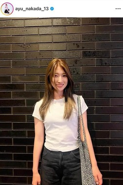 美女サッカー・仲田歩夢、ユニ姿と雰囲気変わって 巻き髪＆マフラーで